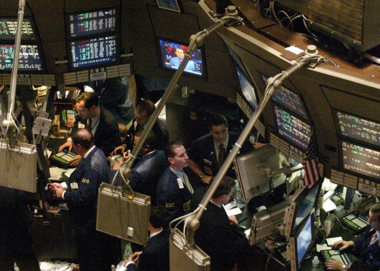 Entre los 30 valores del Dow Jones lideraban los avances 3M (0.97%) y JPMorgan (0.91%), y destacaban las pérdidas de Home Depot (-1.43%) y Amazon (-0.73%).