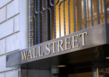 S&P 500 bajaba un 0.23%, hasta las 5.271 unidades, y el Nasdaq, donde cotizan las grandes tecnológicas, retrocedía un 0.21%, hasta los 16.792 puntos.