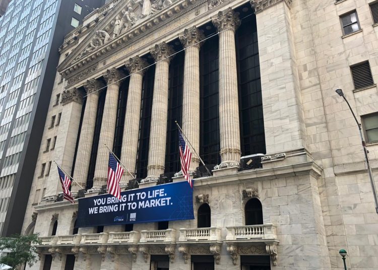 Entre las 30 empresas del Dow, destacaban los avances de Intel (2.13%) y JPMorgan (1.92%), y las pérdidas de Salesforce (-2.25%) y Johnson & Johnson (-1.82%).