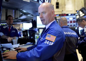 El tecnológico Nasdaq perdió un 0.18% este viernes, hasta las 17.689 unidades, pero se mantuvo prácticamente sin cambios en el acumulado de esta semana.