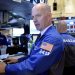 El tecnológico Nasdaq perdió un 0.18% este viernes, hasta las 17.689 unidades, pero se mantuvo prácticamente sin cambios en el acumulado de esta semana.