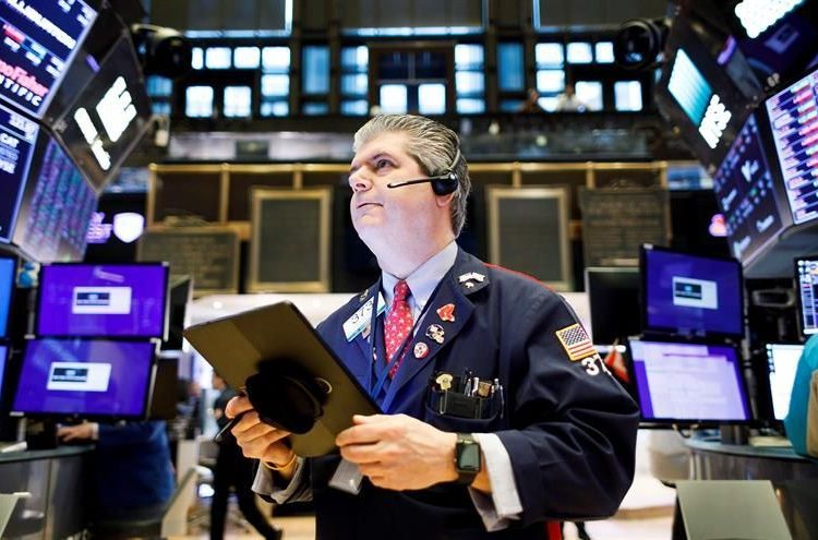 Entre los 30 valores del Dow, las bajadas más pronunciadas las sufren las tecnológicas: Apple (-3.34%), Intel (-2.76%) y Microsoft (-2.06%); entre las que suben, solo despunta Chevron (1%).