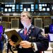 Entre los 30 valores del Dow, las bajadas más pronunciadas las sufren las tecnológicas: Apple (-3.34%), Intel (-2.76%) y Microsoft (-2.06%); entre las que suben, solo despunta Chevron (1%).