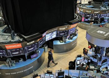 Entre las 30 principales cotizadas del Dow Jones, las mayores caídas eran las de Salesforce (-2.09%), Amazon (-1.86% ) e Intel (-1.67%); entre las que subieron, destacan Amgen (3.24%), Goldman Sachs (2.65%), Chevron (2.6%) y Verizon (2.31%).