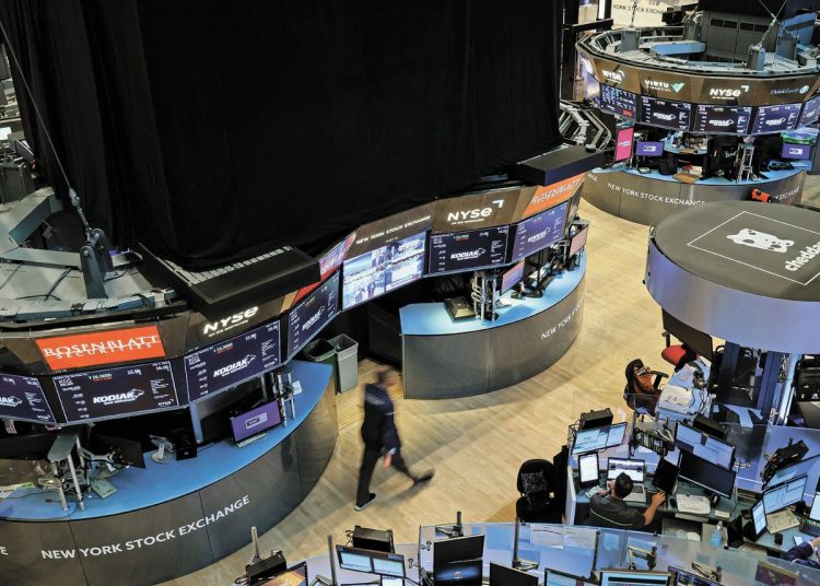 Entre las 30 principales cotizadas del Dow Jones, las mayores caídas eran las de Salesforce (-2.09%), Amazon (-1.86% ) e Intel (-1.67%); entre las que subieron, destacan Amgen (3.24%), Goldman Sachs (2.65%), Chevron (2.6%) y Verizon (2.31%).