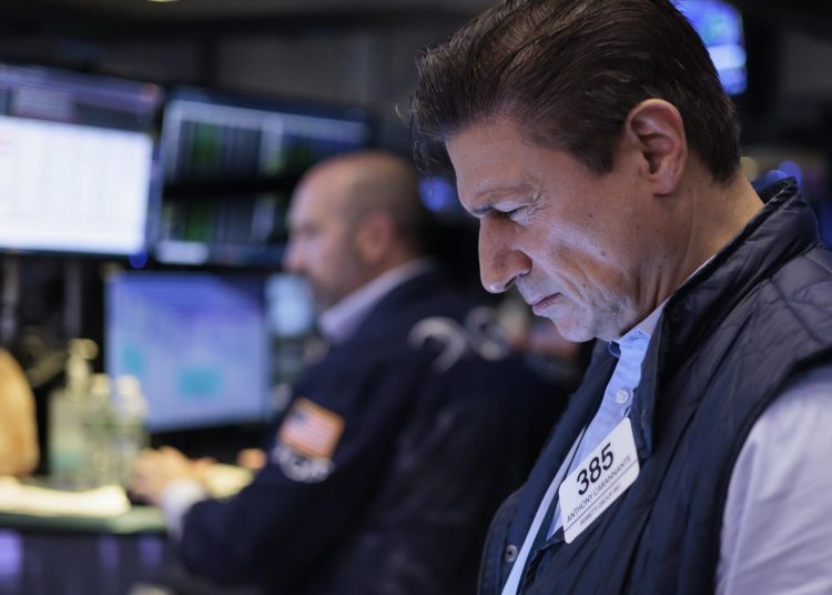 En cuanto a los sectores, el único sector que amanecía en rojo era el energético (-0.34%) y las mayores subidas eran para el tecnológico (1.06%) y el inmobiliario (0.79%).