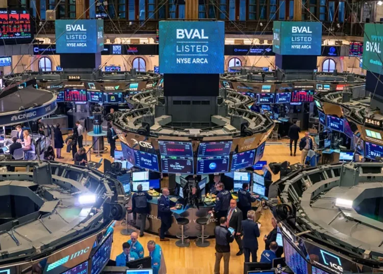 Entre los 30 valores del Dow, encabezaban las subidas Caterpillar (4.15%) y Nike (2.44%), y lideraban las pérdidas Merck (-1.35%) y Chevron (-1.08%).