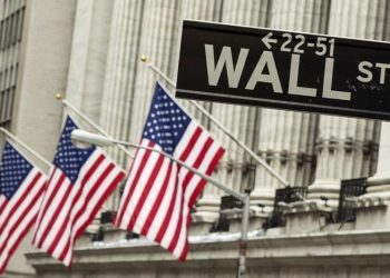 Por sectores, sobresale la subida del de bienes no esenciales (1.16%) y el de bienes esenciales (0.57%), así como las caídas del inmobiliario (-0.45%) y el financiero (-0.37%).