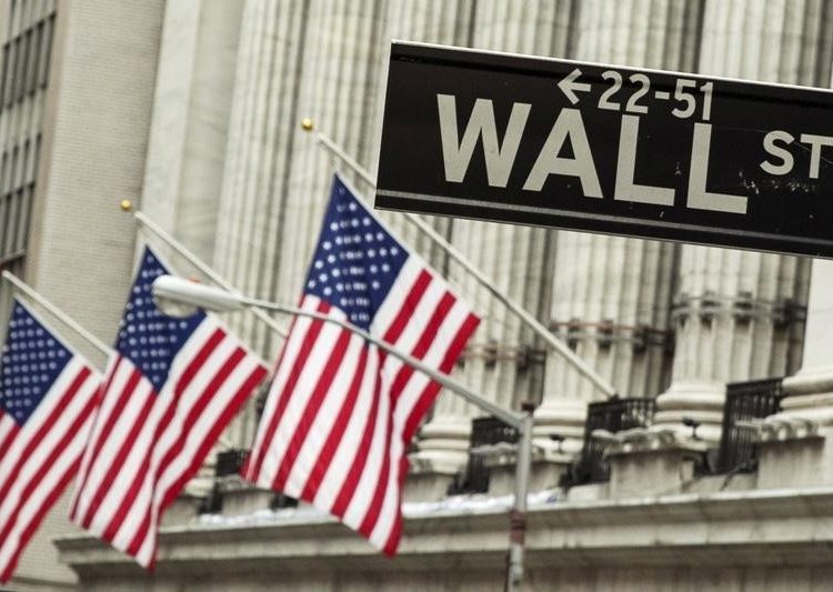 Por sectores, sobresale la subida del de bienes no esenciales (1.16%) y el de bienes esenciales (0.57%), así como las caídas del inmobiliario (-0.45%) y el financiero (-0.37%).