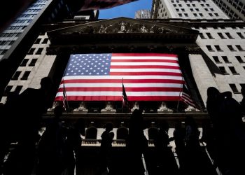 En el parqué de la bolsa destacaba la subida de Nvidia, que avanzó un 4.8%, recuperando parte de su retroceso del 8% de la semana pasada.