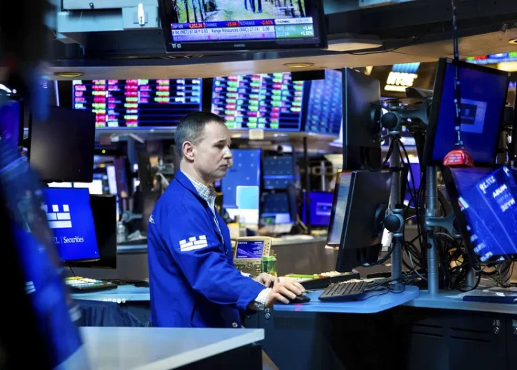 Entre los 30 valores del Dow Jones, las mayores ganancias cayeron del lado de Honeywell International (2.36%) y Boeing (2.19%), y las pérdidas más cuantiosas fueron las de Dow Inc (-1.64%) y JPMorgan Chase (-1.32%).