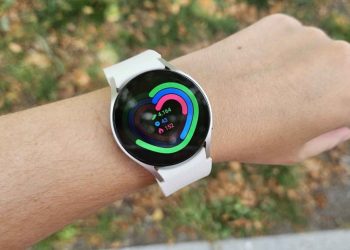 Se trata de una configuración que permite habilitar los mismos permisos de las aplicaciones del 'smartphone' en el 'smartwatch'. Esto significa que cuando se quiera dar acceso a la ubicación a la 'app' Google Maps en el terminal, también se concederá en el reloj, siempre que este interruptor esté activado.