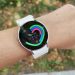 Se trata de una configuración que permite habilitar los mismos permisos de las aplicaciones del 'smartphone' en el 'smartwatch'. Esto significa que cuando se quiera dar acceso a la ubicación a la 'app' Google Maps en el terminal, también se concederá en el reloj, siempre que este interruptor esté activado.