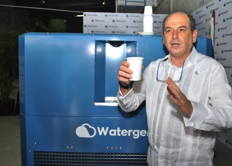 El embajador de Israel en República Dominicana, Daniel Biran, explica el proceso de la máquina Watergen para la producción de agua potable.