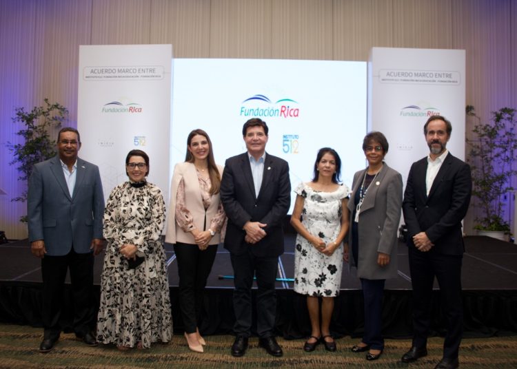 Wenceslao Soto, Ángela Español, Carmen Brache, Julio Brache, Arelis Rodriguez, Leonidas Germán y Antonio Caparrós.