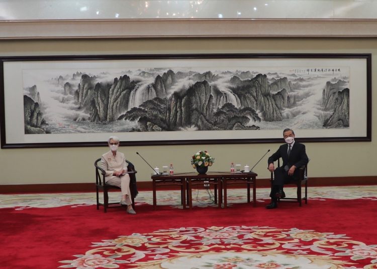 Wendy Sherman y Wang Yi