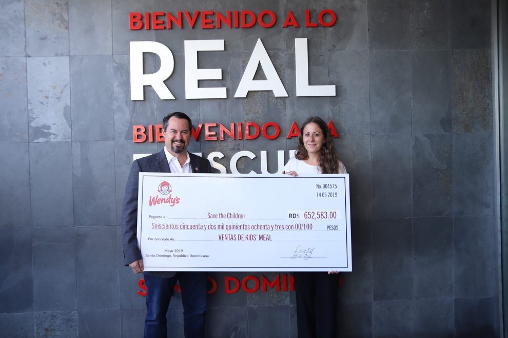 wendy's fred oscar imbert, presidente grupo raya, y alba rodriguez, directora ejecutiva de save the children