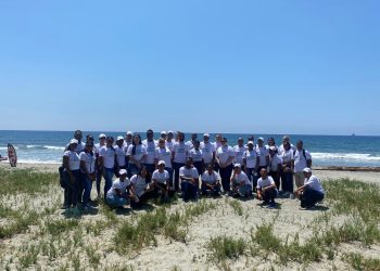 Colaboradores de la empresa recolectaron más de 2,700 libras de plástico de la Playa Manresa, Rompeolas, del Distrito Nacional. | Fuente externa.