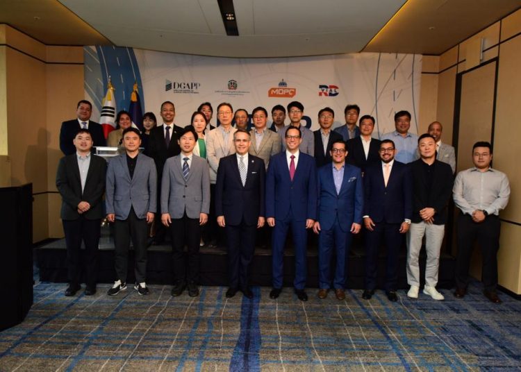 El funcionario destacó, ante los empresarios coreanos, la estabilidad económica del país, el buen clima de inversión y la seguridad jurídica fundamentada en la voluntad política del Gobierno para propiciar la inversión privada bajo la modalidad de alianzas público-privadas. - Fuente externa.