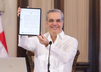 Luis Abinader, tras firmar su primer decreto digital. - Fuente externa.