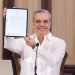 Luis Abinader, tras firmar su primer decreto digital. - Fuente externa.