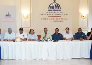 Ministro Joel Santos junto a la gobernadora Pura Casilla; el mayor general retirado, Juan Manuel Méndez; el director del Propeep, Roberto Ángel Salcedo, entre otras autoridades. - Fuente externa.