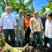 Ministro de Agricultura, Limber Cruz, durante visita en Azua. - Fuente externa.