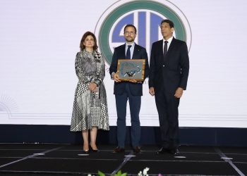 Vicepresidente de República Dominicana, Raquel Peña, junto al empresario Roberto Bonetti, de Mercasid, y a Karel Castillo, presidente de Adoexpo. - Fuente externa.
