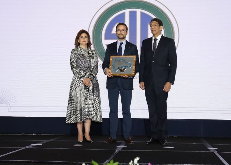 Vicepresidente de República Dominicana, Raquel Peña, junto al empresario Roberto Bonetti, de Mercasid, y a Karel Castillo, presidente de Adoexpo. - Fuente externa.