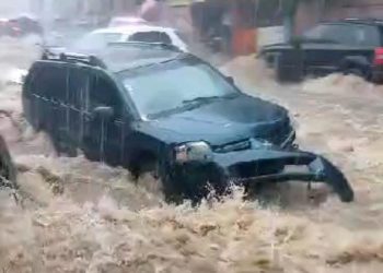 Vehículos fueron arrastrados por el agua en la avenida Isabel Aguiar.