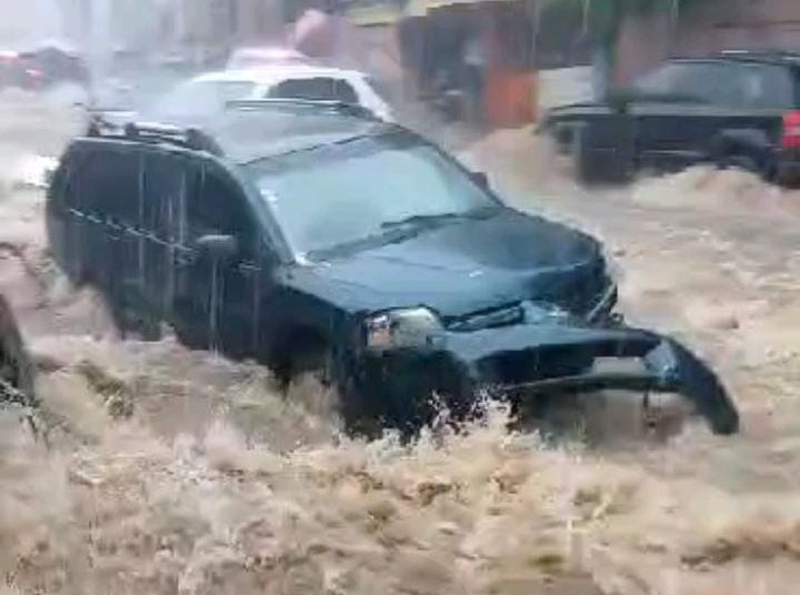 Vehículos fueron arrastrados por el agua en la avenida Isabel Aguiar.
