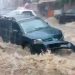Vehículos fueron arrastrados por el agua en la avenida Isabel Aguiar.