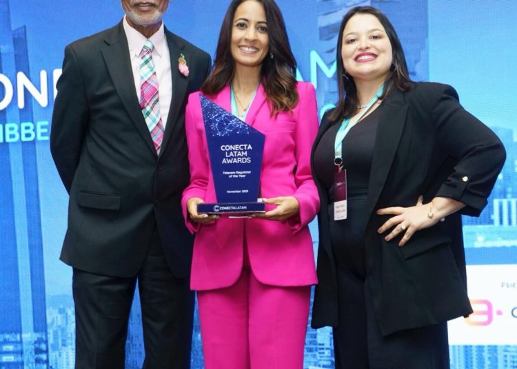 Julissa Cruz, directora ejecutiva del Indotel, al momento de recibir el galardón. - Fuente externa.
