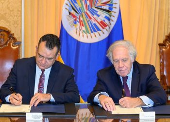 Román Jáquez, presidente de la JCE, junto a Luis Almagro, secretario general de la OEA. - Fuente externa.