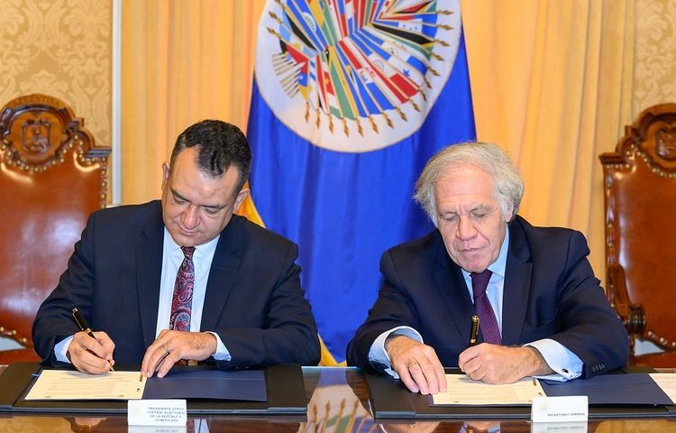 Román Jáquez, presidente de la JCE, junto a Luis Almagro, secretario general de la OEA. - Fuente externa.