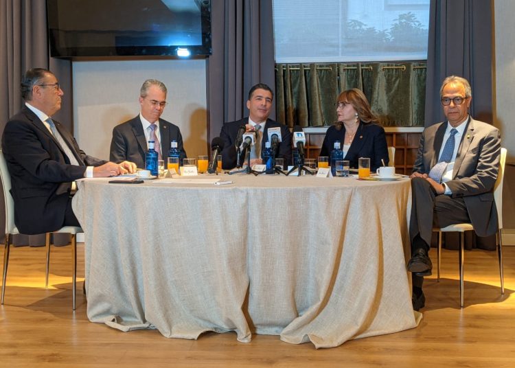 Al centro, Christopher Paniagua junto con Juan Manuel Martín de Oliva, René Grullón, Antonia Antón de Hernández y José Mármol. - Fuente externa.