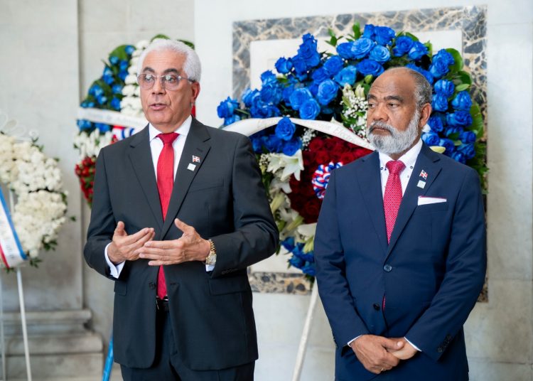 El titular de la ETED, al encabezar el acto de ofrenda floral en el Altar de la Patria, dijo que hay ocho proyectos de líneas y subestaciones en fase de diseño con una inversión de RD$2,464,677,924.46. - Fuente externa.