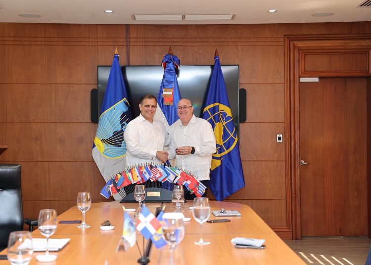 Ilan Goldfajn, presidente del BID, junto al ministro de Hacienda, Jochi Vicente. - Fuente externa.