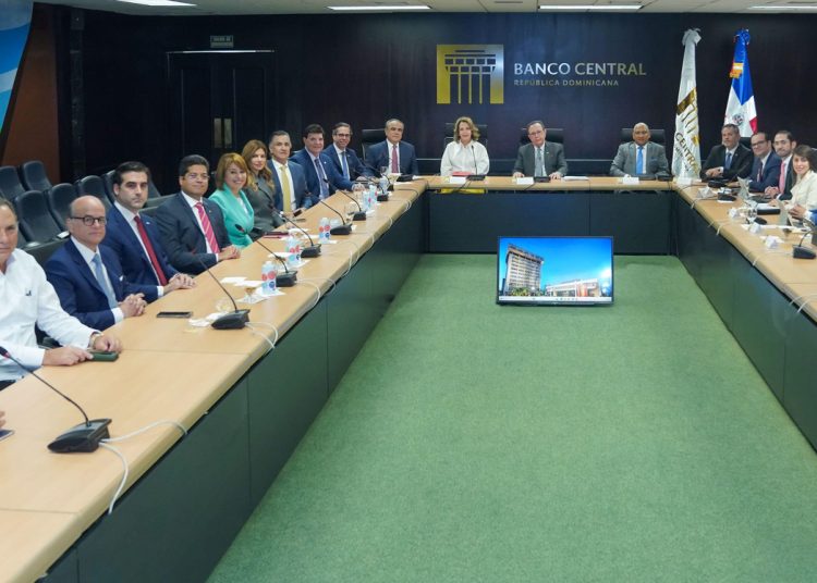 De acuerdo con Valdez Albizu, los indicadores del sistema financiero mantienen niveles de rentabilidad y solvencia elevados. - Fuente externa.