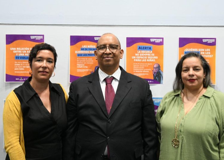 Lorena Seijo, coordinadora de AGARESO; Joel Arboleda, investigador a cargo de la encuesta y Syra Taveras Pineda, directora ejecutiva de CIPAF. - Fuente externa.