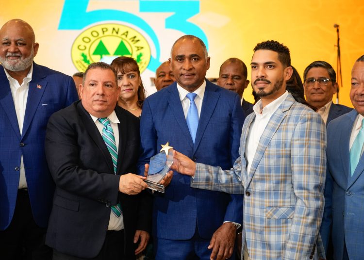 Julito Fulcar al recibir reconocimiento. - Fuente externa.