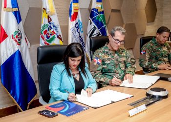 Biviana Riveiro Disla, titular de ProDominicana, junto al ministro de Defensa, Carlos Luciano Díaz. - Fuente externa.