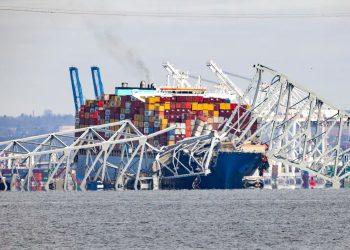 Las autoridades calculan que en los contenedores hay 764 toneladas de materiales corrosivos e inflamables. - Fuente externa.