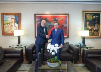 Héctor Valdez Albizu, gobernador del Banco Central dominicano, junto a José Darío Uribe, presidente ejecutivo del FLAR. - Fuente externa.