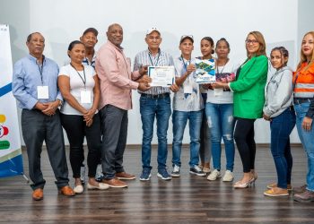 Estos comités se componen de miembros de la comunidad elegidos democráticamente, junto con la participación de un representante de Barrick. - Fuente externa.