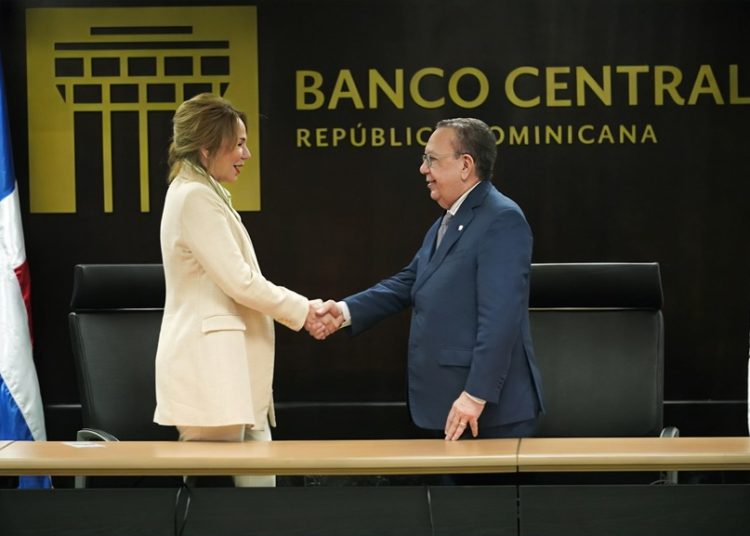Milagros Germán, ministra de Cultura, junto al gobernador del Banco Central de República Dominicana, Héctor Valdez Albizu. - Fuente externa.