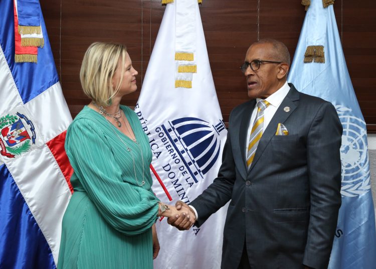 Contralor general, Félix Antonio Santana, junto a Inka Mattila, representante país del PNUD. - Fuente externa.