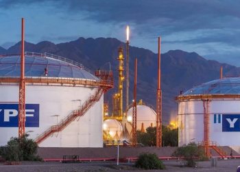 YPF precisó que, en los primeros tres meses del año, su producción total de hidrocarburos alcanzó los 526,000 barriles equivalentes por día. - Fuente externa.