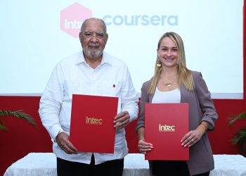 Julio Sánchez Maríñez, rector del Intec, y Dorota Zawistowska-Ford, líder de Coursera for Campus Central para América, el Caribe y Sudamérica. - Fuente externa.