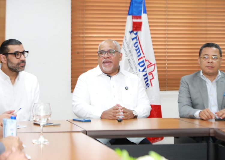 Durante la presentación de indicadores y perspectivas, Gómez Mazara informó que los créditos otorgados a mujeres alcanzan RD$3,997.1 millones. - Fuente externa.